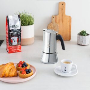 Bialetti Caffettiera New Venus 6 Tazze, Manico Anti Scottatura, Adatta A Induzione, 6 Tazze (235 Ml), Acciaio 18/10, Argento, ‎13 x 11 x 21.5 cm 540 grammi