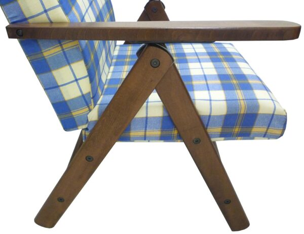 Poltrona Molisana in legno di faggio marrone con cuscino blu scozzese